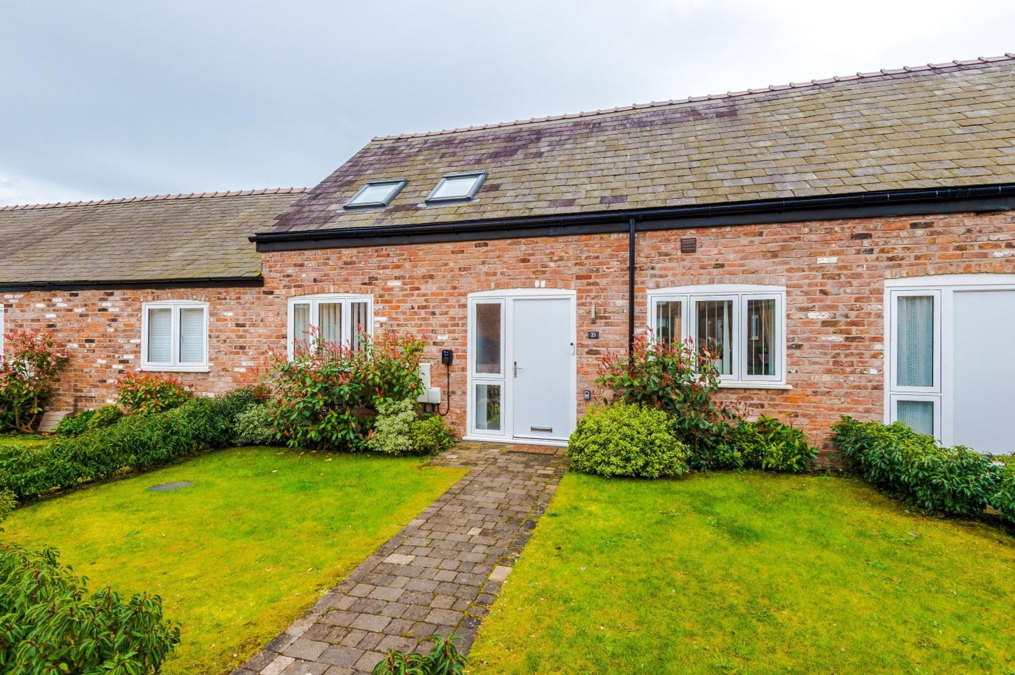 Number 21: A Breathtaking Chester Cottage With Parking Mollington  Exteriör bild